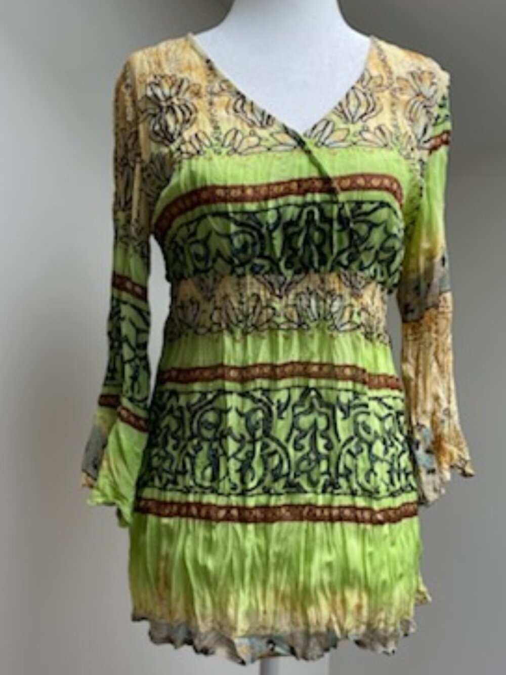 Violet & Claire Multicolored V-Neck Crinkle Tunic w/ 3/4 Flare Sleeves Size S